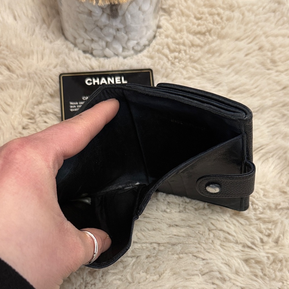 ✨Authentic Vintage CHANEL Caviar Leather Bifold Wallet✨ - Picture 8 of 15